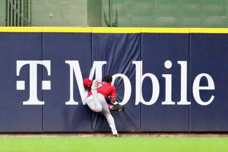 Brewers rally late to take down Reds, 5-3